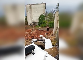 Elle filme le tornade depuis sa fenêtre : 300 maisons ravagées en quelques minutes