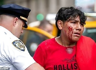Emeute de Kai Cenat : La police de New York fracasse le visage d'un jeune émeutier contre la vitre arrière d'un taxi 