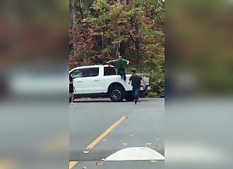 Accrochage, couteau, marche arrière : la Tesla sauve la victime d'un ex jaloux