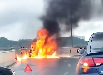 une Honda prend feu après un passage sur flaque