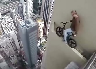 Ce gars fait du vélo en haut d'une tour