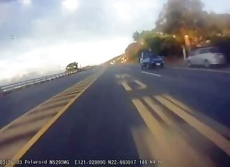 Motard roulant à 183km/h sur une route limitée à 70km/h, meurt dans un choc frontal avec un camion