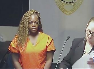 Elle pleure au tribunal après avoir laissé son bébé et 3 enfants seuls pour une croisière aux Bahamas