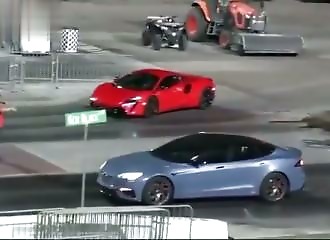 La McLaren Artura defie la Model S Plaid : 9,39 s plus tard, elle a disparu