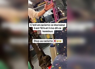 Un passager de bus refuse de sortir du bus alors que c'est le terminus
