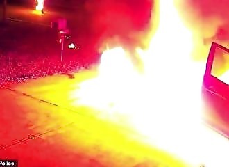 Two burglars set fire to a car and end up in flames
