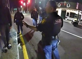 2 police officers save a suicidal man from a bridge in extremis 