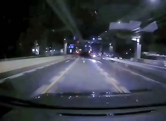 Dashcam : une voiture se retourne sur le terre-plein central, évitée de justesse par l'automobiliste qui filme