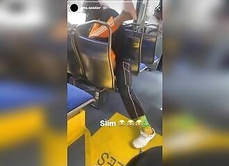 Ce couple prend ses aises dans le bus (NSFW)