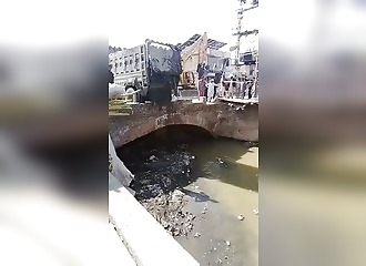 Pakistan : les déchets ramassés… balancés directement dans la rivière