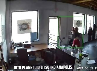 Jiu Jitsu expert neutralizes Indianapolis car thief like a pro