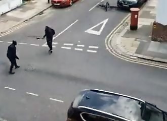 Surprising confrontation in broad daylight in London: thugs armed with Rambo knives in the middle of a residential street