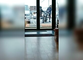 Il filme deux individus en train d'essayer de voler sa moto sur un parking (France)