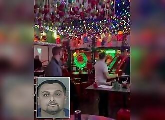 Des hommes réagissent à une attaque au couteau dans un bar
