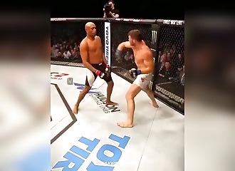 Anderson Silva loses his mouthguard, his opponent's reaction is incredible