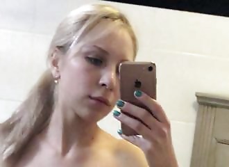 christina fait un selfie de son corps devant son miroir (video amateur du jour)