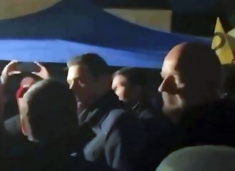  Jordan Bardella enfariné par un lycéen à Vesoul