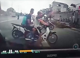 Phone in hand, he ignores the barriers… and gets hit head-on by a train