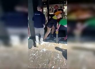 Des héros stoppent un voleur lors du casse d'une bijouterie 