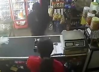 This thief receives a souvenir from the cashier he underestimated