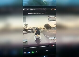 Un motard fait un doigt d'honneur avant de percuter un pickup et prendre feu (Public averti)