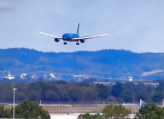 A two-hour forced flight before this impressive landing in Munich