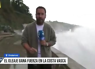 En plein reportage sur la tempête, une vague géante l'emporte littéralement devant la caméra
