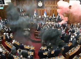Fumigènes et chaos au Parlement serbe, un député victime d’un AVC
