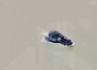 Un drone kamikaze fonce sur un bateau de l'armée birmane et pulvérise son moteur