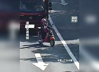 Cette femme coupe la route à tout le monde sur une route fréquentée et finit par le payer