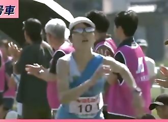 Elle titube dangereusement en pleine course mais personne n'a le droit de l'aider