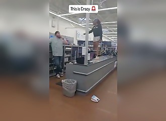 Supermarket refuses refund: woman jumps on the counter and knocks over the shelves