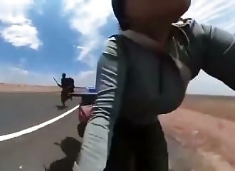 Poursuivie à la machette sur une route isolée du Kenya, elle s'échappe à fond de pédale