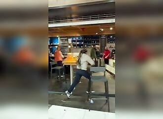 Un femme pète un plomb dans le café d'un aéroport