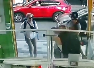 Un motard intervient los d'une agression dans une laverie et devient un héros