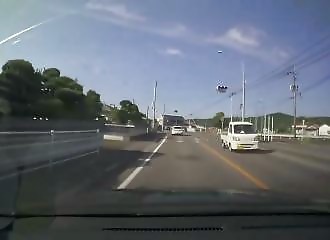 A magnitude 7 earthquake catches a driver by surprise while driving in Japan