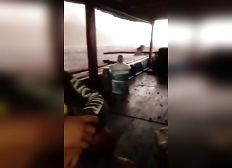 Ces pêcheurs se prennent une pluie de pierres volcaniques en pleine mer, sans aucun endroit où se planquer