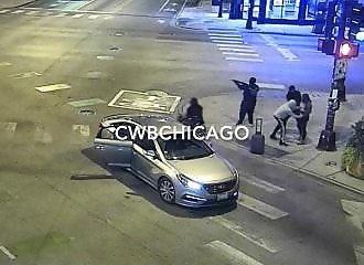 A tourist is threatened and robbed in Chicago