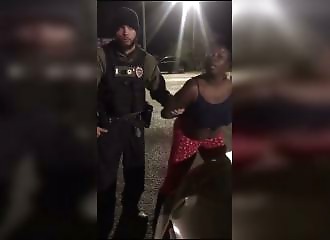 Elle lui jure qu'il va perdre son job pendant son interpellation, le policier ne cille même pas