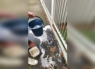 Il chie devant chez son voisin, puis ramasse tout à mains nues