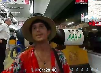 A foreigner violently pushes a Japanese man who wanted to tell him he was in a priority seat