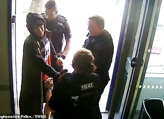 Oups: Un voleur tombe nez à nez avec la police après un vol à l'étalage