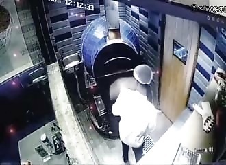 Un pizzaiolo prend un retour de flamme impressionnant en enfournant une pizza