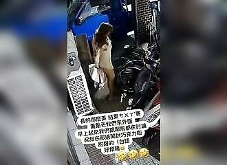 Ce que fait cette femme avec sa veste après avoir fait caca est dégoûtant, et celui qui la trouve est encore pire