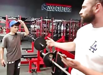 Influenceur Fitness slaps a young Tiktok prankeur live after his cap was stolen