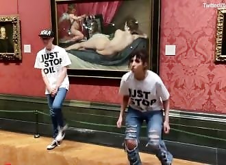 Des activistes écologistes s'attaquant à une oeuvre de Velázquez