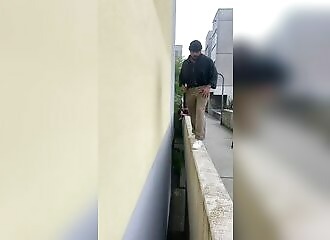 Il chute lors d'un parkour