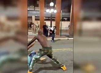 Il part à la bagarre en tongs, sa propre claquette l'achève