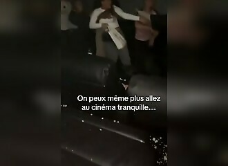Vous pensiez regarder un film tranquillement au cinéma ?