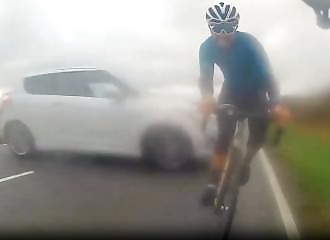 Des cyclistes frôlent la mort alors qu'une voiture leur fonce dessus
